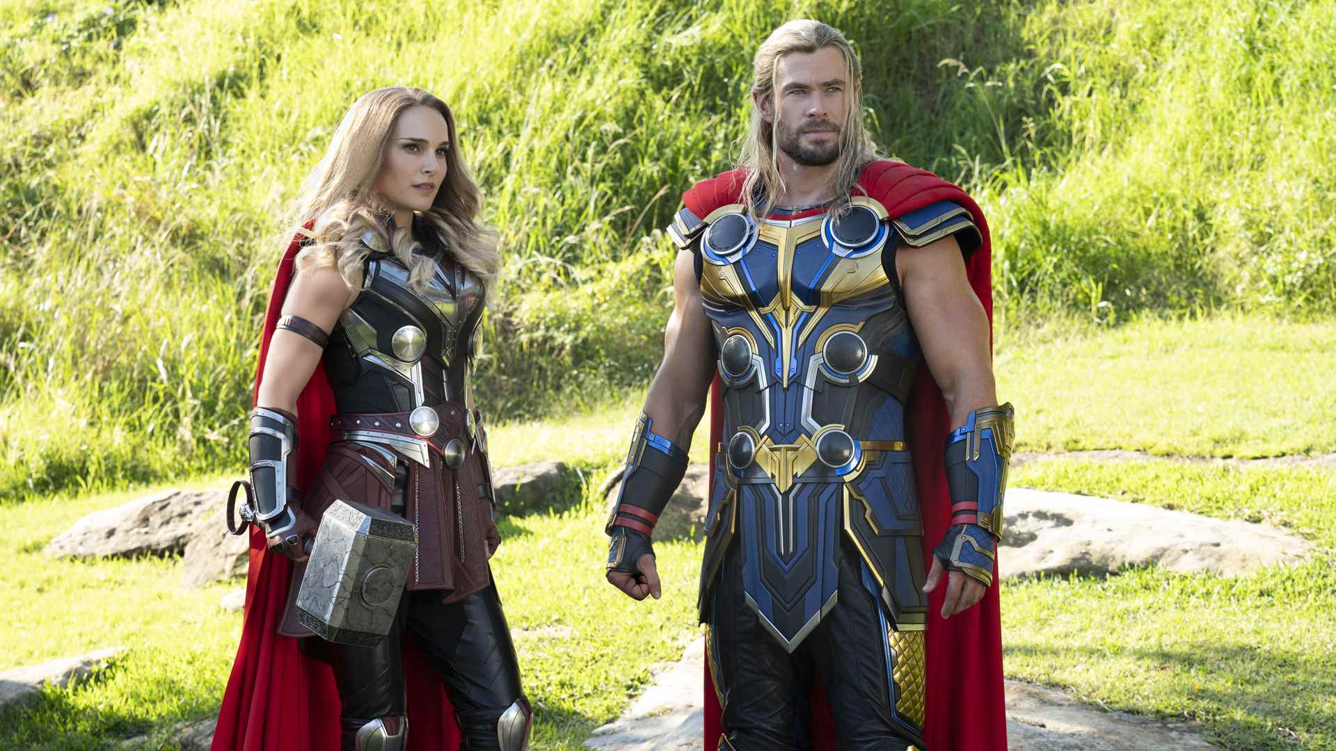 Thor et le Mighty Thor de Jane Foster se tiennent l'un à côté de l'autre sur un champ vert dans Thor: Love and Thunder