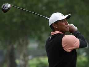 Tiger Woods joue son coup du neuvième tee alors que la pluie tombe lors du troisième tour du tournoi de golf du championnat PGA au Southern Hills Country Club le 21 mai 2022.