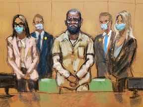 R. Kelly se tient avec ses avocats Jennifer Bonjean et Ashley Cohen lors de son audience de détermination de la peine pour trafic sexuel fédéral au palais de justice fédéral de Brooklyn à Brooklyn, NY, le 29 juin 2022 dans ce croquis de la salle d'audience.