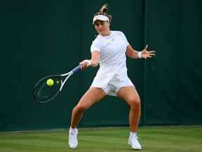 Bianca Andreescu du Canada joue un coup droit contre Emina Bektas des États-Unis lors de leur match de premier tour en simple féminin le deuxième jour des Championnats Wimbledon 2022 au All England Lawn Tennis and Croquet Club le 28 juin 2022 à Londres, en Angleterre.