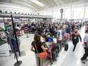 Les voyageurs font la queue à l'aéroport Pearson de Toronto en mai.