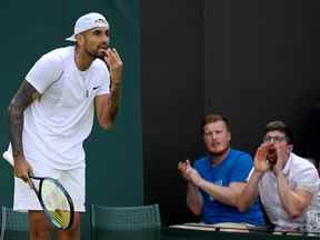 L'Australien Nick Kyrgios réagit lors de son match du premier tour de Wimbledon contre le Britannique Paul Jubb le 28 juin 2022.