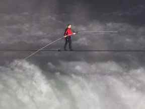 Le 15 juin 2012, l'acrobate Nik Wallenda saute sur des cordes raides au-dessus des chutes du Niagara. Wallenda a traversé le fil de 1 800 pieds et deux pouces de large en tant que première personne à traverser directement les chutes des États-Unis au Canada.
