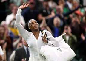 Serena Williams, des États-Unis, quitte le tribunal après avoir perdu son premier match de Wimbledon contre Harmony Tan, en France, le 28 juin 2022. REUTERS/Matthew Childs