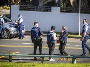 La police a mis en place des cordons et une zone de recherche autour d'une banlieue d'Auckland à la suite d'informations faisant état de plusieurs coups de couteau, en Nouvelle-Zélande, le jeudi 23 juin 2022.