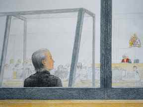 Aydin Coban est photographié à la Cour suprême de la Colombie-Britannique le 6 juin 2022 dans ce croquis de la salle d'audience.  Le Néerlandais est accusé d'avoir extorqué et harcelé l'adolescente de la Colombie-Britannique Amanda Todd avant sa mort en 2012.