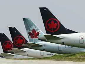 Des avions d'Air Canada au sol sont assis sur le tarmac de l'aéroport international Pearson pendant la pandémie de COVID-19 à Toronto le mercredi 28 avril 2021.