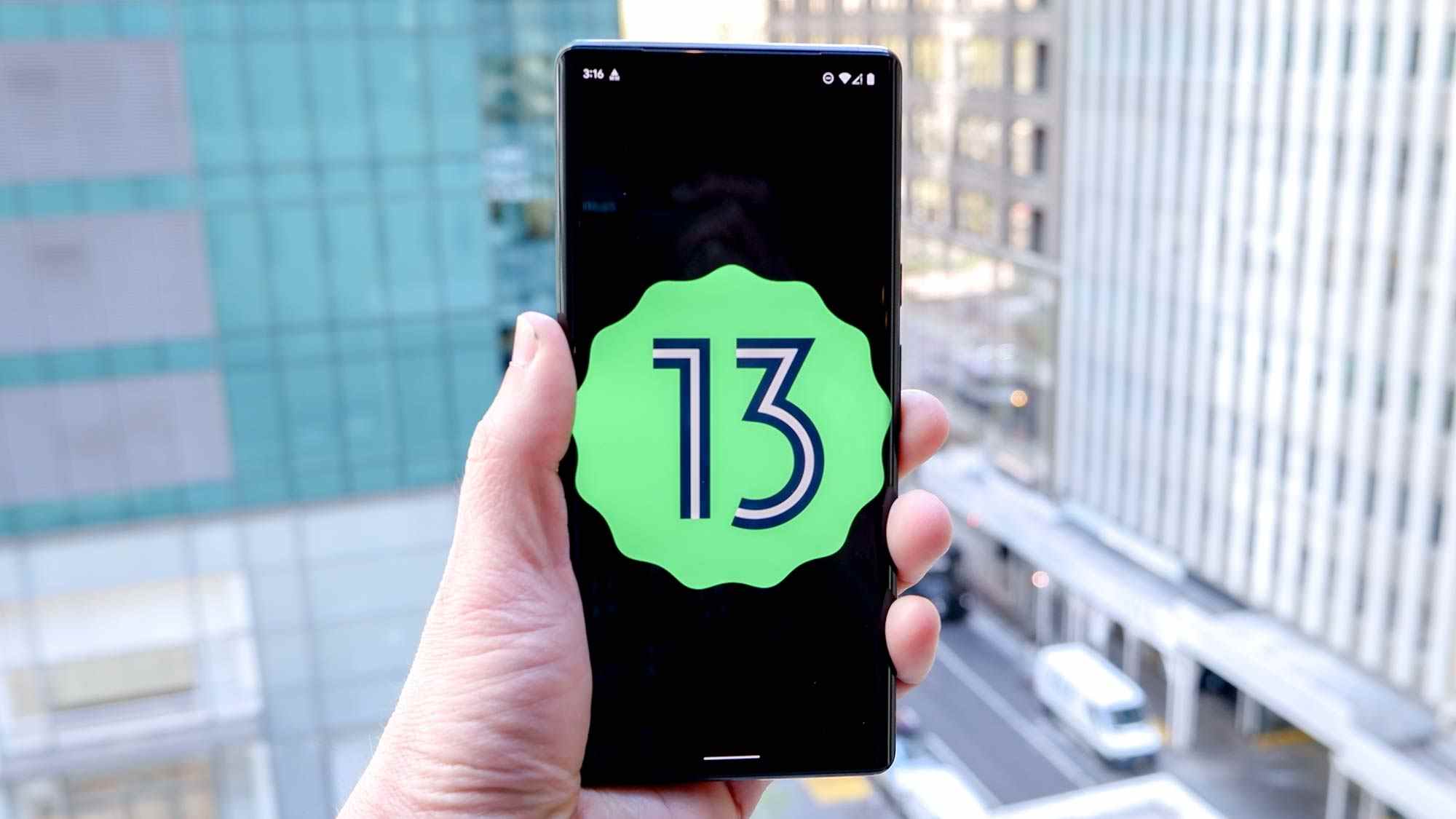 Logo Android 13 sur un smartphone