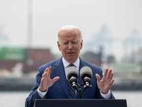 Le président américain Joe Biden parle de l'économie et de l'inflation depuis le pont de l'USS Iowa au port de Los Angeles le 10 juin 2022.