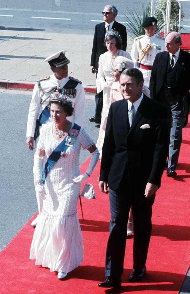 La reine Elizabeth II, accompagnée du Premier ministre australien de l'époque, Malcolm Fraser (suivi du duc d'Édimbourg) lors de sa visite du jubilé d'argent en Australie