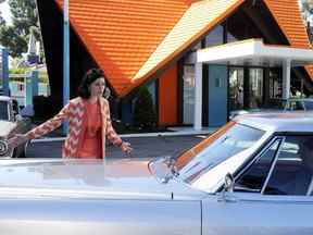 Cette image publicitaire non datée publiée par AMC montre Jessica Pare dans le rôle de Megan Draper, à gauche, et Jon Hamm dans celui de Don Draper dans une scène à l'extérieur d'un restaurant Howard Johnson dans un épisode de 