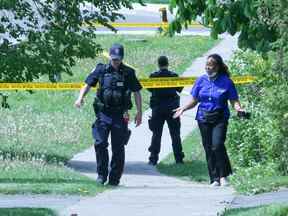 Le jeudi 26 mai, un homme de Toronto avec un fusil à plomb près des écoles a été abattu lors d'un incident avec la police de Toronto.  L'UES enquête.