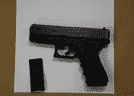 Une image publiée par la police de Peel d'une arme de poing saisie lors de l'enquête sur les vols de pharmacie.
