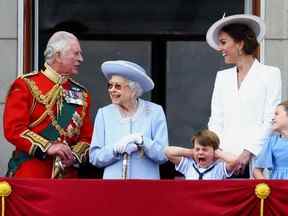 La reine Elizabeth, le prince Charles et Catherine, duchesse de Cambridge, ainsi que la princesse Charlotte et le prince Louis apparaissent sur le balcon du palais de Buckingham dans le cadre du défilé Trooping the Color lors des célébrations du jubilé de platine de la reine à Londres, en Grande-Bretagne, le 2 juin 2022.
