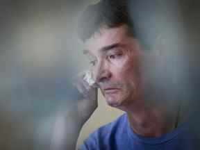 Derek Lints essuie ses larmes en parlant de son fils Daniel, 17 ans, à son domicile de Pilot Mound, Man., le mercredi 15 juin 2022. Daniel Lints a été exploité sexuellement en ligne en février et s'est suicidé en conséquence.