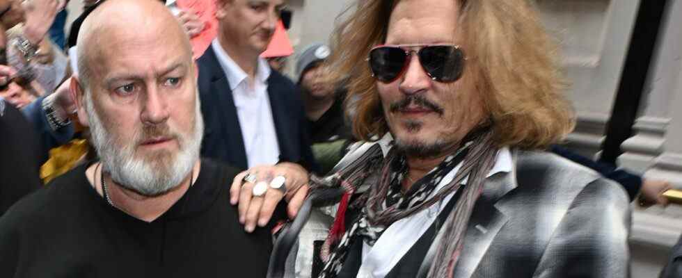 Des photos de Johnny Depp se faisant escorter hors d'un hôtel circulent, mais ce n'est pas ce qu'il semble