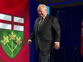 Le premier ministre de l'Ontario, Doug Ford, quitte la scène après une conférence de presse à Toronto, le vendredi 3 juin 2022. Le premier ministre de l'Ontario n'a pas encore nommé de nouveau cabinet. LA PRESSE CANADIENNE/Chris Young