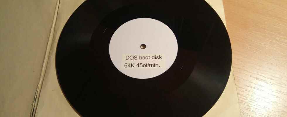 Exécuter DOS sur un disque vinyle est extrêmement peu pratique mais profondément branché