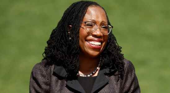 Ketanji Brown Jackson prête serment et devient la première femme noire à la Cour suprême