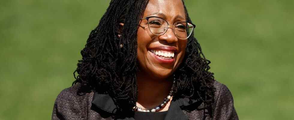 Ketanji Brown Jackson prête serment et devient la première femme noire à la Cour suprême