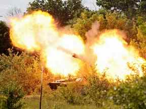 Un obusier automoteur 2S1 Gvozdika des troupes pro-russes tire un obus en direction de Sievierodonetsk pour disperser des documents d'information depuis leurs positions de combat dans la région de Louhansk, Ukraine, le 24 mai 2022.