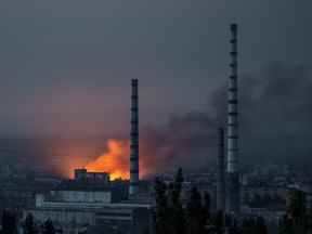 La fumée et les flammes montent après une frappe militaire sur un complexe de l'usine chimique Azot de Sievierodonetsk, alors que l'attaque de la Russie contre l'Ukraine se poursuit, à Lysychansk, dans la région de Lougansk, en Ukraine, le 18 juin 2022.