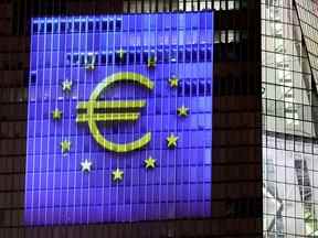 La nouvelle de la réunion de la Banque centrale européenne a fait bondir l'euro de plus d'un demi pour cent à 1,0487 contre le dollar, les rendements italiens à 10 ans ont chuté de 22 points de base et les contrats à terme sur actions italiennes ont fortement augmenté.