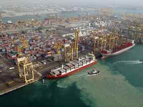 Une vue aérienne du port de Jebel Ali, un port avec soixante-sept postes d'amarrage au sud de Dubaï, le plus grand port artificiel du monde.