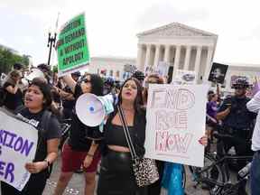 Des manifestants anti-avortement se rassemblent devant la Cour suprême des États-Unis à Washington, DC, le 24 juin 2022.