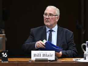 Le ministre de la Protection civile Bill Blair se prépare à comparaître devant le Comité mixte spécial sur la déclaration d'urgence, entourant l'utilisation par le gouvernement de la Loi sur les mesures d'urgence sur la Colline du Parlement à Ottawa le mardi 14 juin 2022.