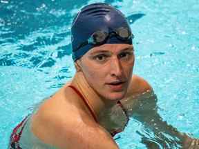 Lia Thomas, une femme transgenre, termine le 200 mètres nage libre pour l'Université de Pennsylvanie lors d'une rencontre de natation de la Ivy League contre l'Université Harvard à Cambridge, Mass., le 22 janvier 2022.