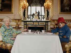 Image non datée de la reine Elizabeth et de l'ours Paddington de Grande-Bretagne prenant un thé à la crème au palais de Buckingham tirée d'un film.