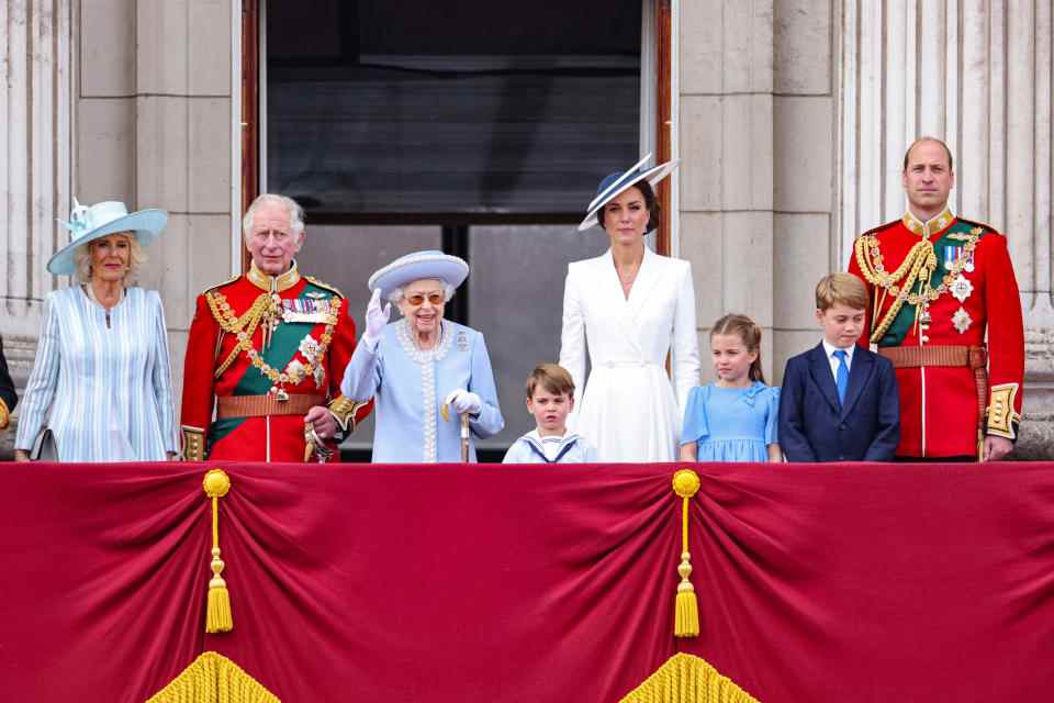 La broche de la Queen Brigade of Guards qu'elle porte normalement pour Trooping the Colour.  (Getty Images)