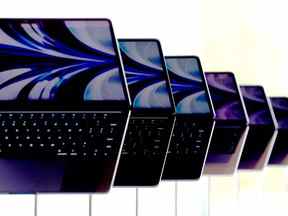 De nouveaux ordinateurs portables MacBook Air repensés sont exposés lors de la WWDC22 à Apple Park le 6 juin 2022 à Cupertino, en Californie.