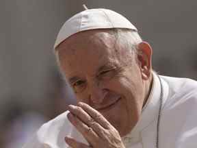 Le pape François arrive pour assister à son audience générale hebdomadaire sur la place Saint-Pierre au Vatican, le mercredi 22 juin 2022.
