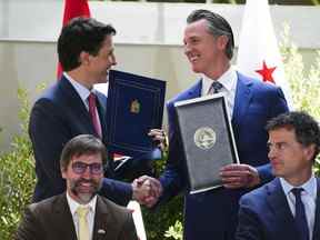 Le premier ministre Justin Trudeau participe à une cérémonie de signature avec le gouverneur de Californie Gavin Newsom et le ministre de l'Environnement Steven Guilbeault et le secrétaire californien à la Protection de l'environnement Jared Blumenfeld à Los Angeles, en Californie, le 9 juin 2022.