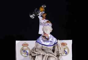 Marcelo du Real Madrid célèbre avec le trophée à la fontaine de Cybele lors du défilé de la victoire le 29 mai 2022. REUTERS/Marcelo Del Pozo