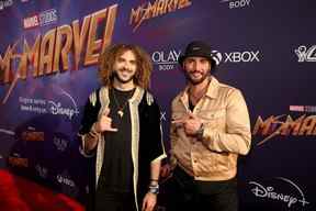 (LR) Adil El Arbi et Bilall Falla assistent à l'événement de lancement de Mme Marvel au El Capitan Theatre à Hollywood, en Californie, le 2 juin 2022.