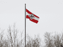 Un drapeau de la jeunesse hitlérienne flotte au-dessus d'une entreprise près de Boyle, en Alberta.  Il a été démonté après une visite de la GRC le 5 mai 2021.
