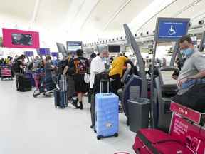 Les gens font la queue pour s'enregistrer à l'aéroport international Pearson de Toronto le 12 mai 2022.