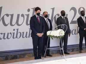 Le Premier ministre Justin Trudeau fait une pause après avoir déposé une gerbe au mémorial du génocide de Kigali à Kigali, au Rwanda, le jeudi 23 juin 2022. Plus de 250 000 victimes du génocide perpétré contre les Tutsi ont été enterrées dans une fosse commune au mémorial.