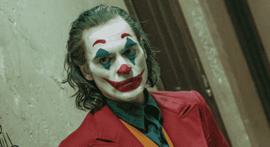 Le réalisateur du Joker, Todd Phillips, confirme que la suite de DC se déroule avec Joaquin Phoenix et révèle le titre