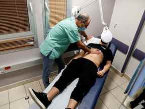 Un patient souffrant de Long COVID est examiné dans la clinique de la maladie post-coronavirus (COVID-19) de l'hôpital Ichilov à Tel Aviv, Israël, le 21 février 2022.