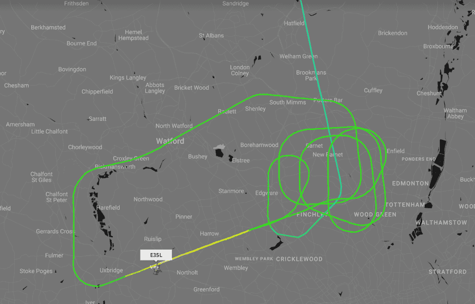 Le vol a effectué plusieurs virages au nord de Londres avant son atterrissage réussi (Flightradar24.com/PA)