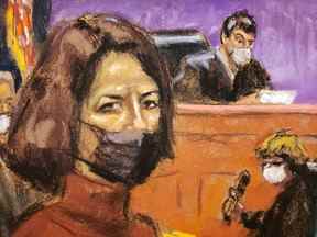 L'associée de Jeffrey Epstein, Ghislaine Maxwell, siège pendant que le verdict de culpabilité dans son procès pour abus sexuels est lu dans un croquis de la salle d'audience à New York, le 29 décembre 2021.