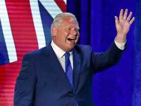 Le premier ministre de l'Ontario, Doug Ford, célèbre sa victoire électorale à Toronto le 2 juin 2022.