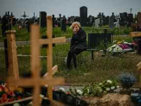 Une femme pleure en visitant la tombe de Stanislav Hvostov, 22 ans, un militaire ukrainien tué lors de l'invasion russe de l'Ukraine, à Bezlioudivka, dans l'est de l'Ukraine, le 21 mai 2022.