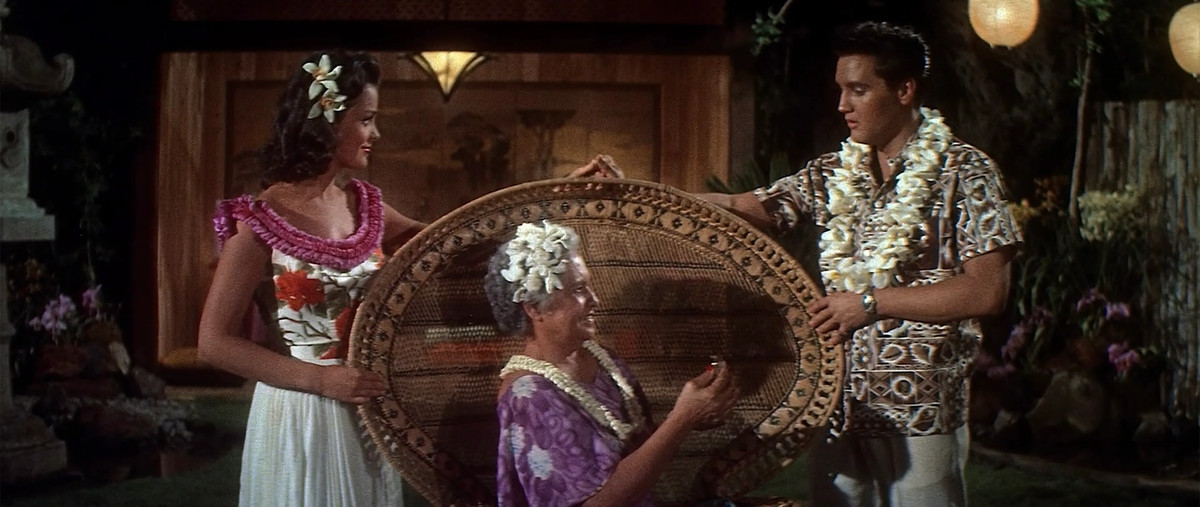 Elvis Presley et Joan Blackman dans Blue Hawaii.