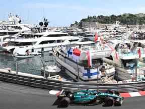 Le pilote canadien d'Aston Martin, Lance Stroll, conduit lors de la première séance d'essais sur le circuit urbain de Monaco à Monaco, avant le Grand Prix de Formule 1 de Monaco, le 27 mai 2022.