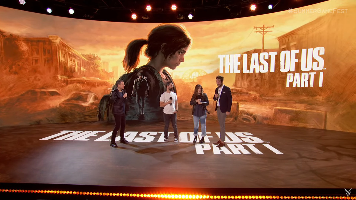 Geoff Keighley se tient avec Neil Druckmann, Ashley Johnson et Troy Baker sur la scène du Summer Game Fest pour un segment sur The Last of Us Part I.